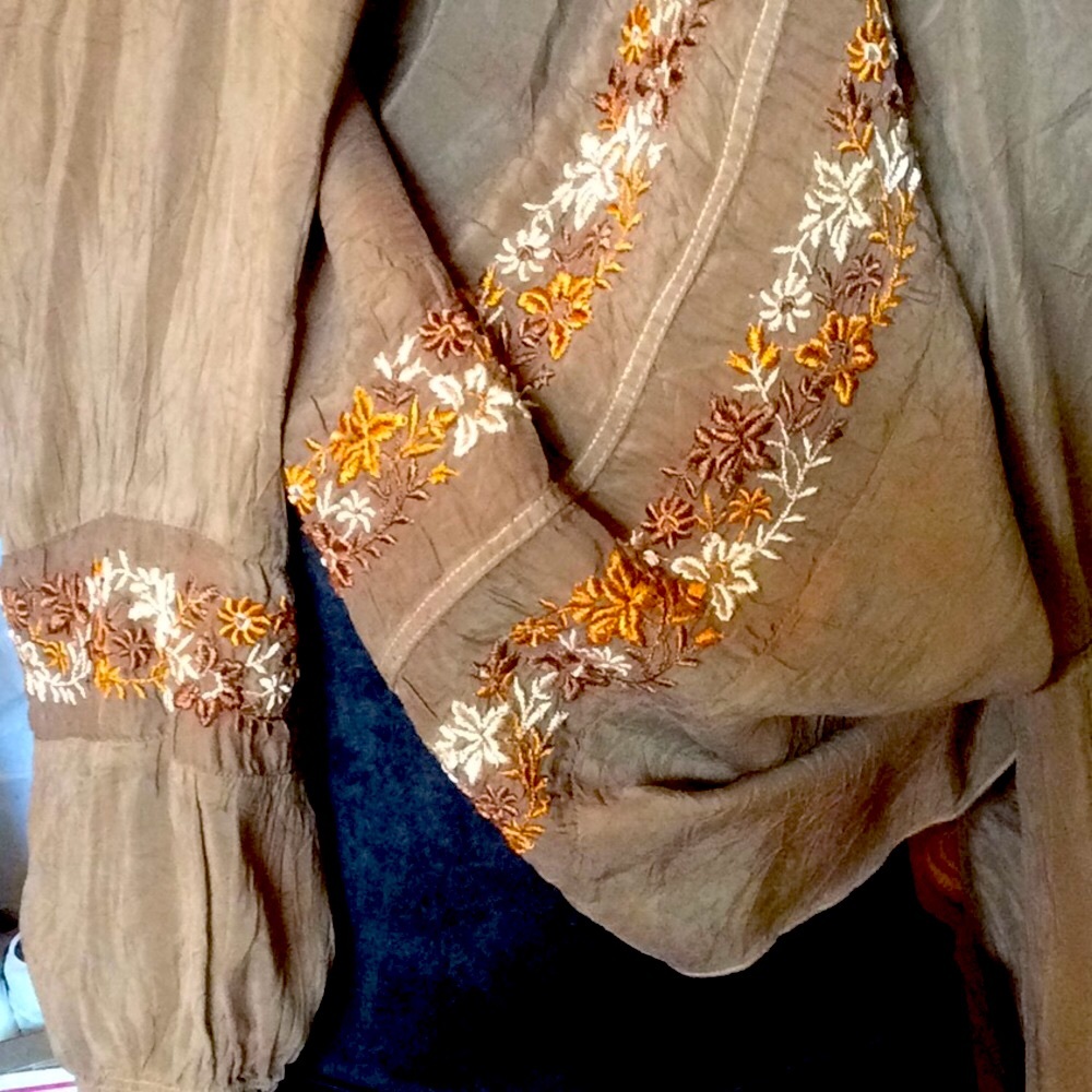 💐Beautiful peasant style blouse with embroidery